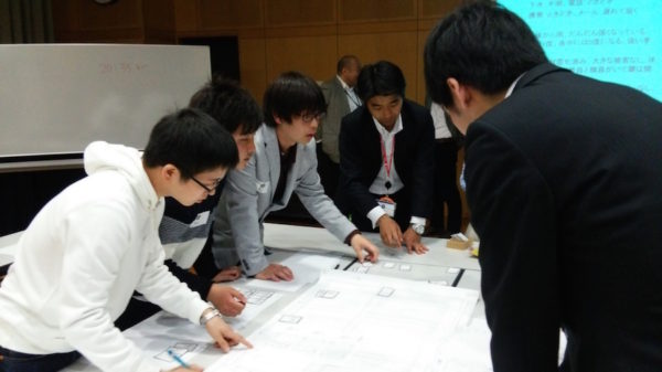 HUGの実施。次から次へと来る指示に積極的に対応する参加者のみなさん